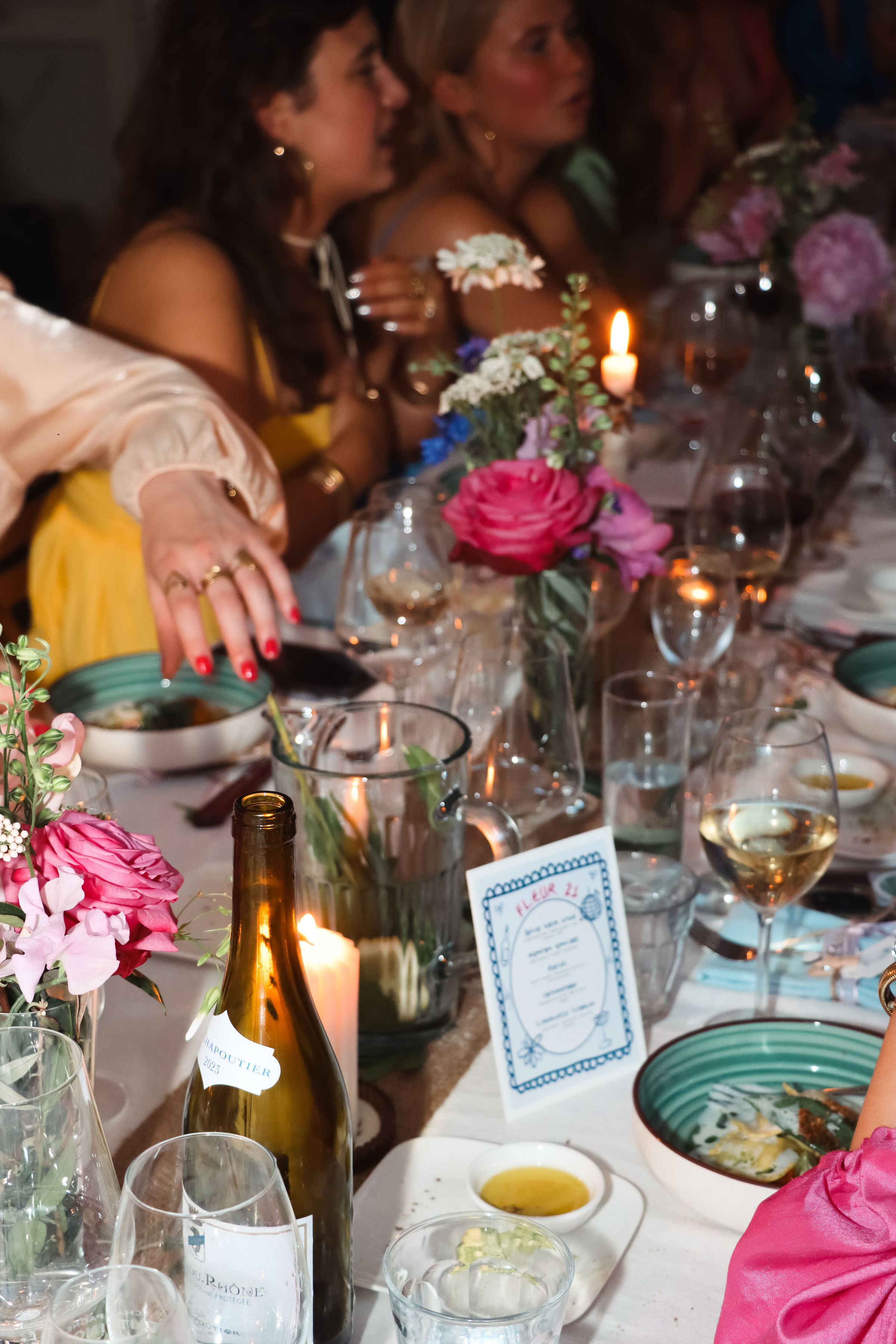 Sfeervolle diner setting met kaarsen