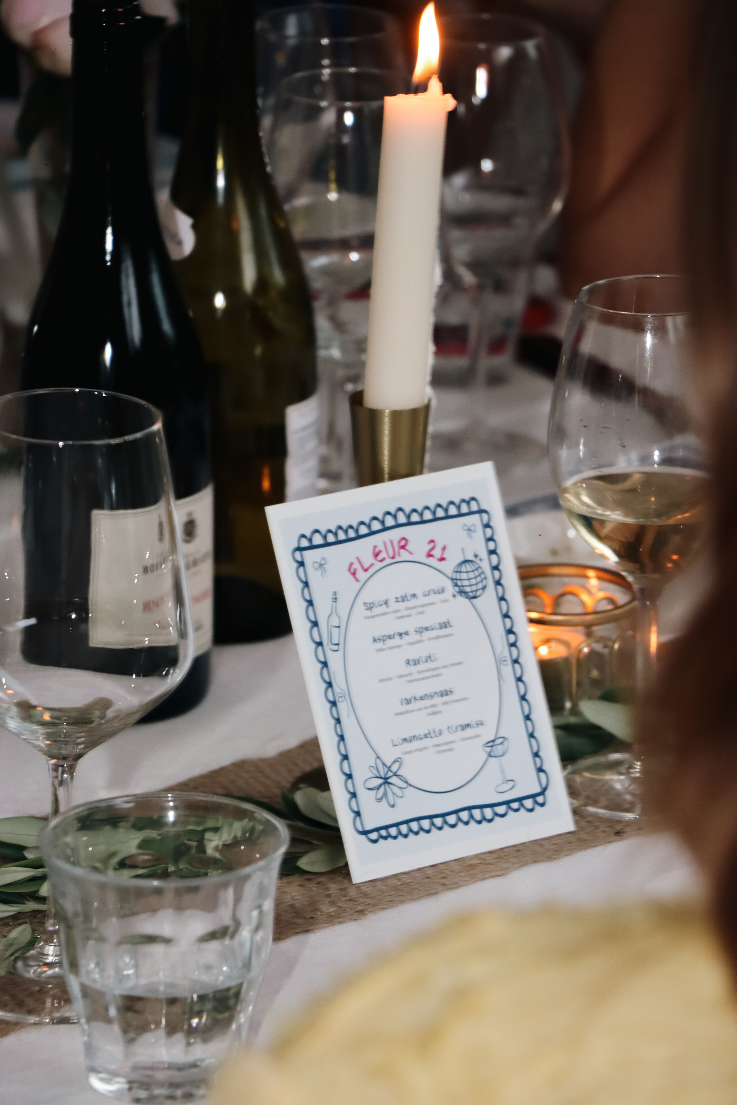 Gerechten op tafel bij een 21 diner