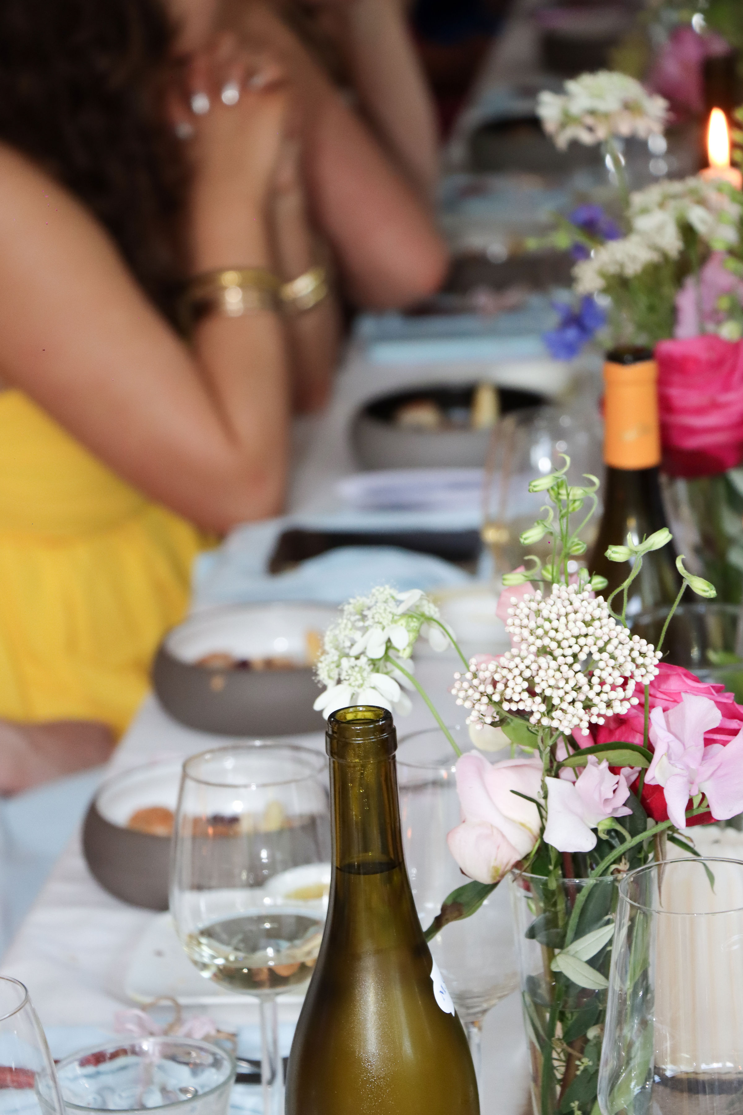 Gasten aan tafel bij een milestone feest