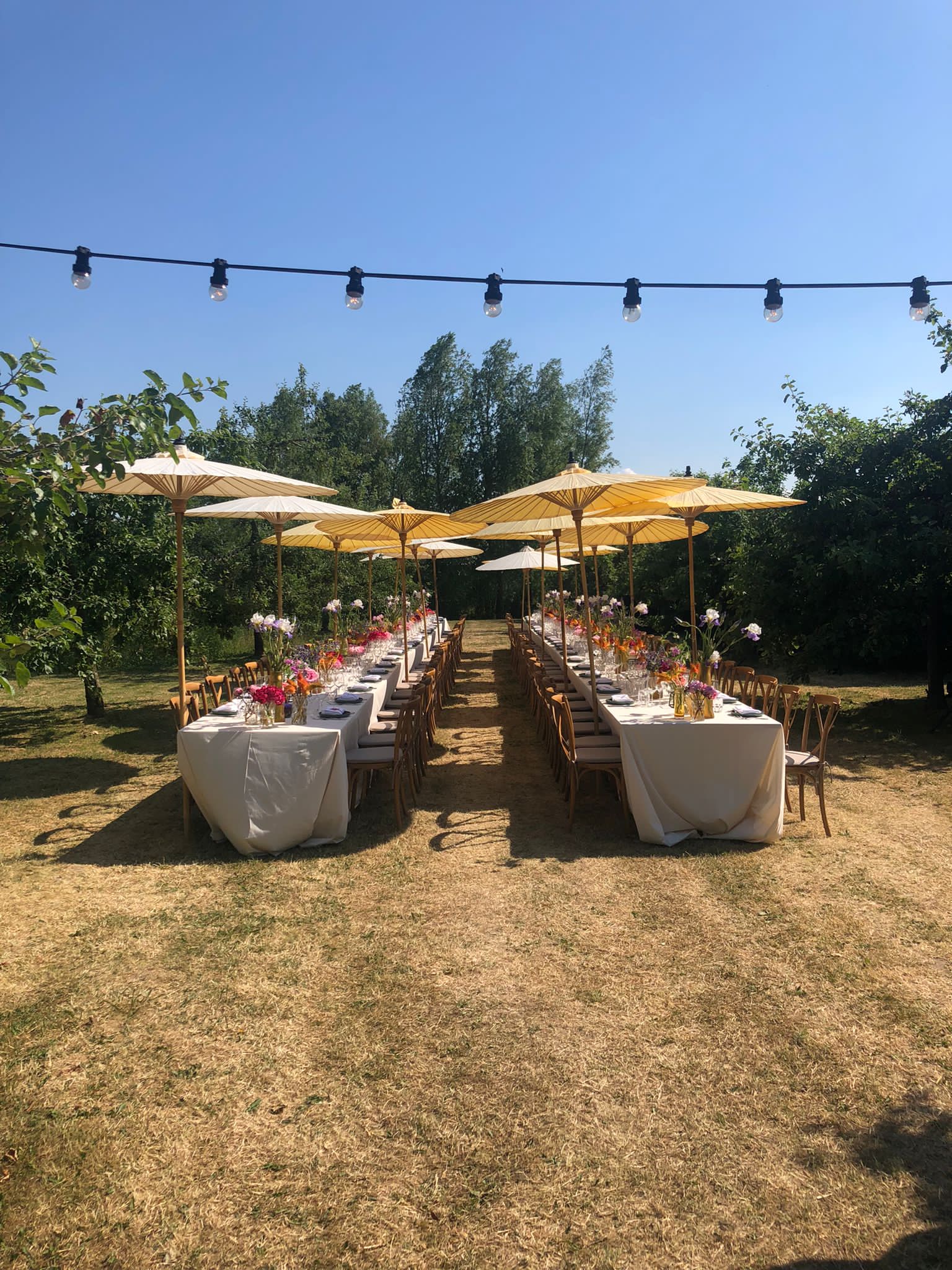 Buiten gedekte tafel