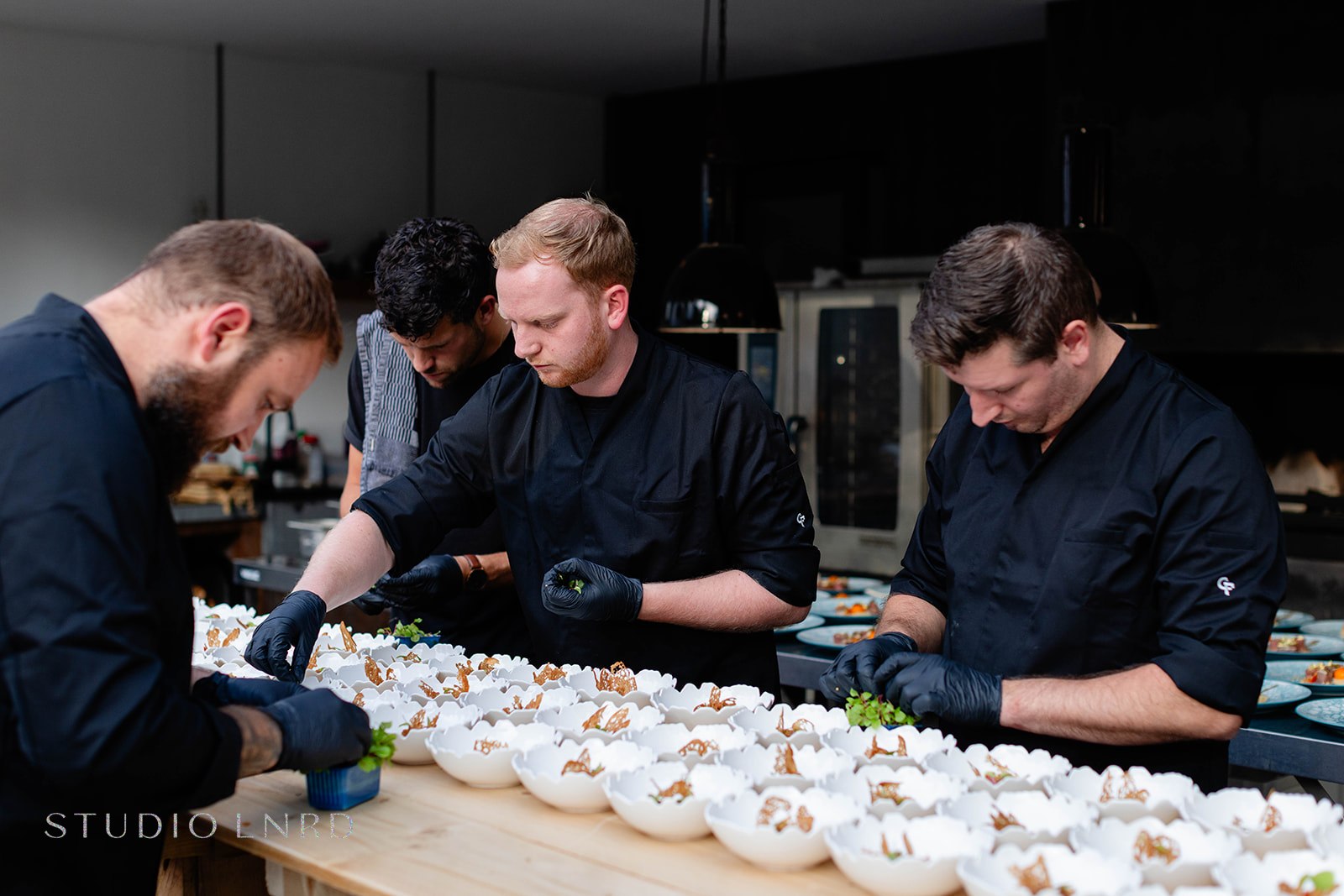 Borrelplank op een bedrijfsborrel