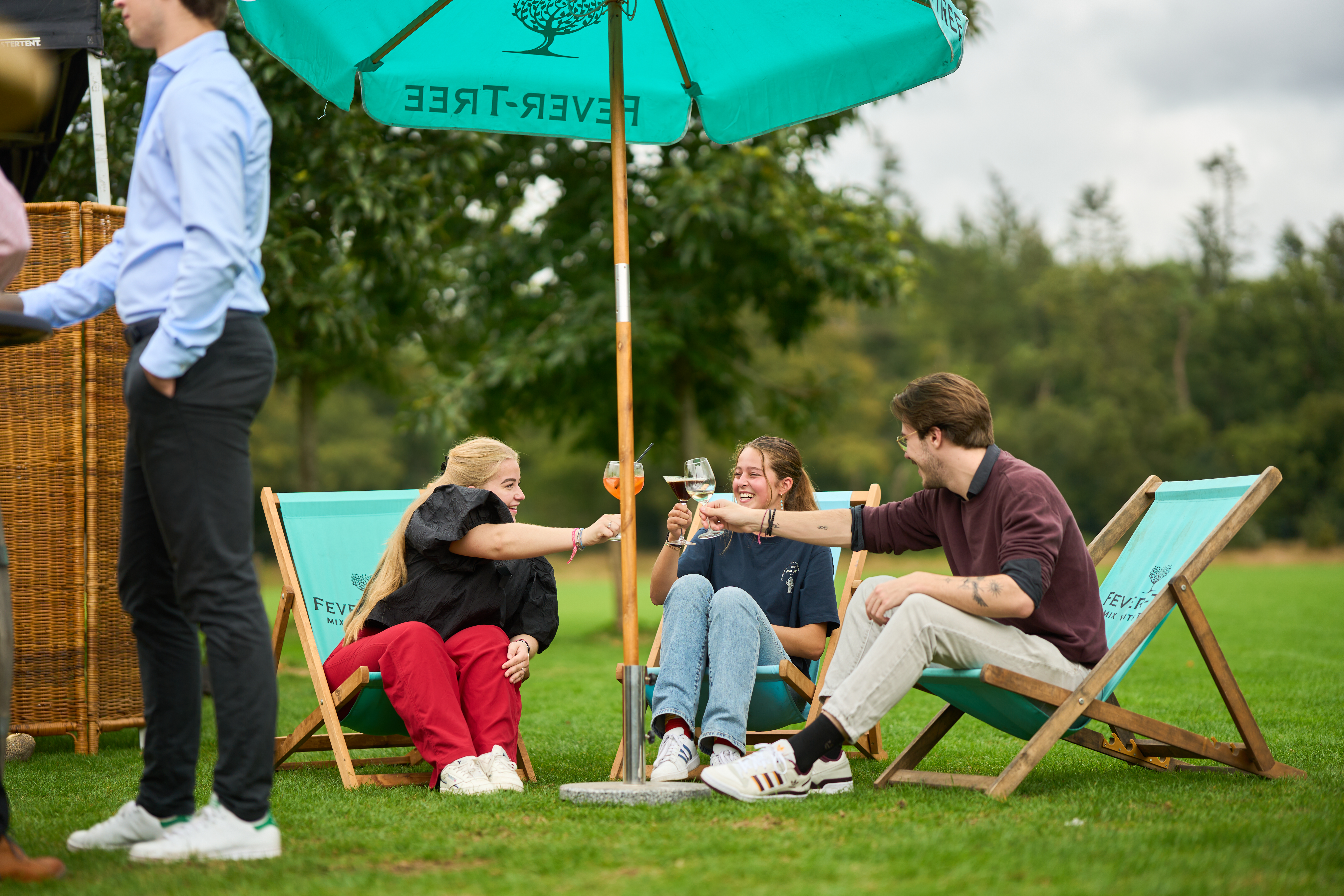 Kleurrijke cocktails op een bar