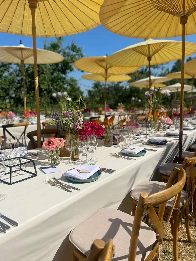 Lange tafel in de tuin met gasten