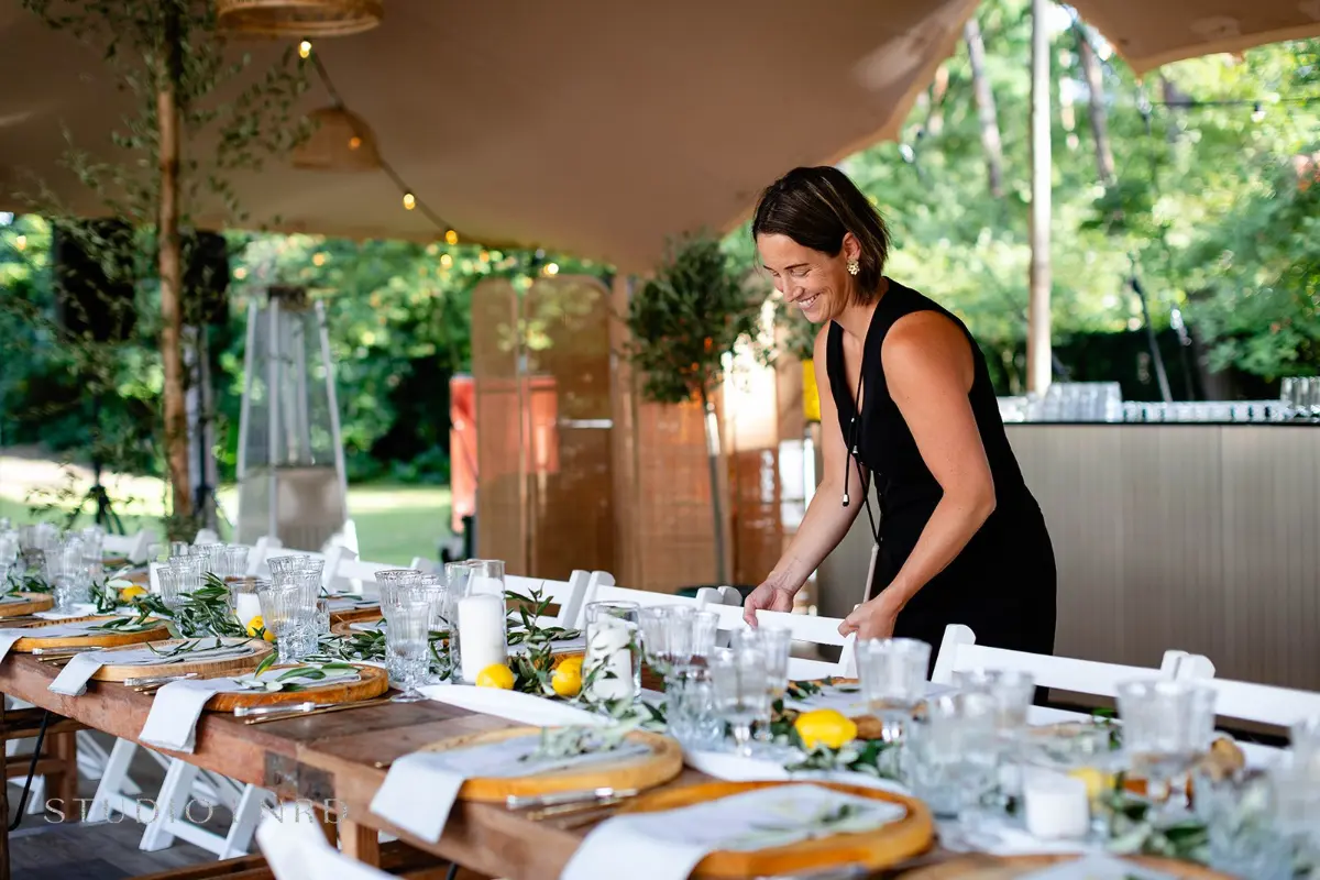 Bruiloft tafel met bloemen en kaarslicht