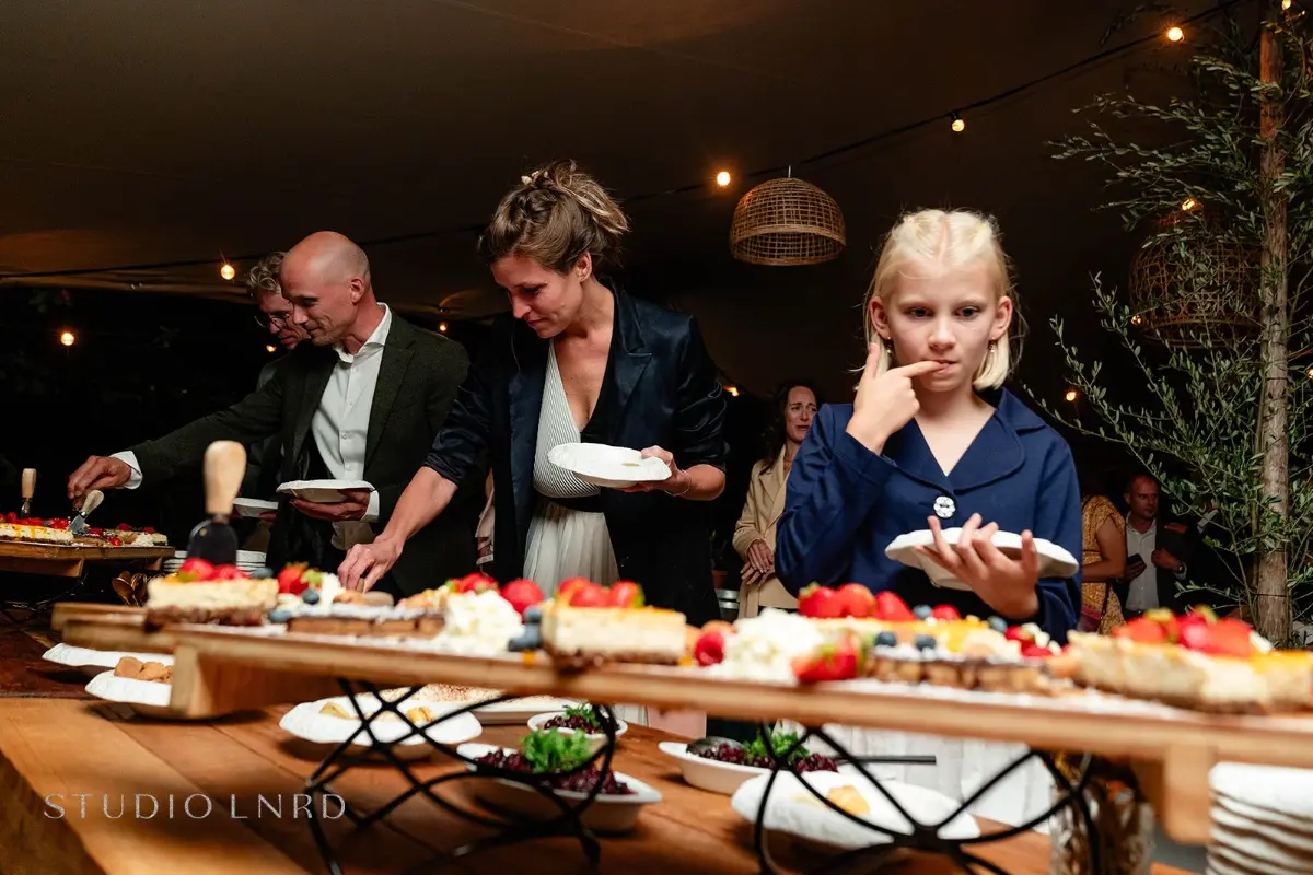 Kleurrijk feest met ballonnen en taart