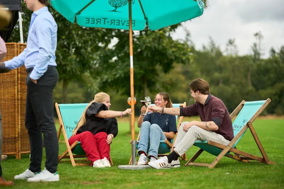 Kleurrijke cocktails op een bar